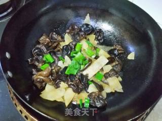 黑木耳炒雪莲果的做法步骤：5
