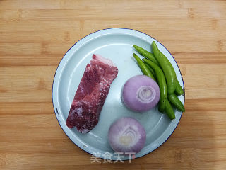 洋葱炒牛肉的做法步骤：1