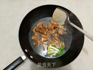 鹌鹑蛋烧排骨的做法步骤：7