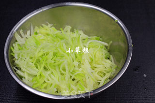 鲜掉眉毛的鱼肉萝卜汤的做法步骤：2