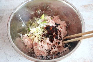 家常水饺-香菇胡萝卜韭菜猪肉馅的做法步骤：7