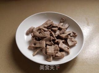 酸菜炒猪肝的做法步骤：3