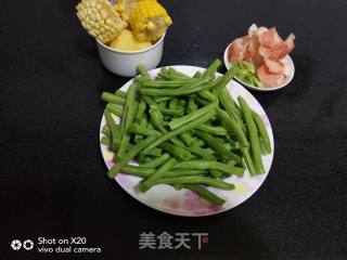 速冻玉米炖豆角的做法步骤：1