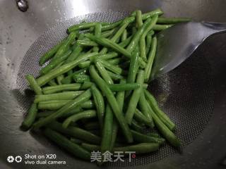 速冻玉米炖豆角的做法步骤：2