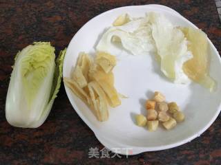 鱼翅炖娃娃菜的做法步骤：1
