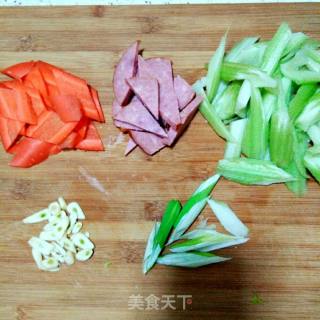 清炒西芹火腿的做法步骤：1