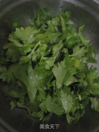 芹菜叶鸡蛋饼的做法步骤：1