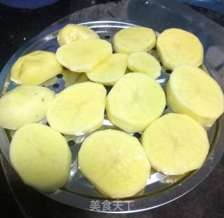 土豆糯米丸子的做法步骤：2