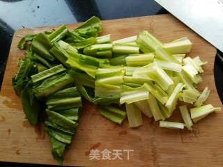 油麦菜炒鸡蛋的做法步骤：1