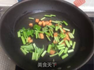 芹菜拌花生米的做法步骤：2