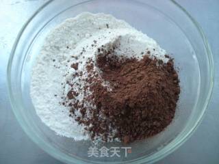 可可奶油蛋糕卷的做法步骤：2
