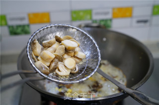 草菇腊味炒年糕的做法步骤：5