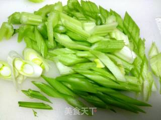 海米芹菜的做法步骤：1