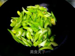 海米芹菜的做法步骤：3