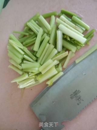芹菜炒土豆丝的做法步骤：3