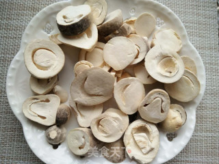 草菇牛排的做法步骤：1