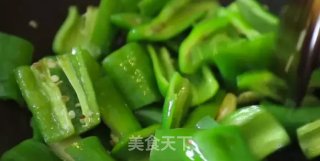 潮音潮人：青椒炒鱼饼的做法步骤：5