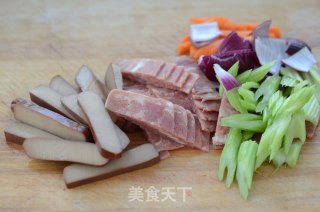 干锅鸡蛋干的做法步骤：2