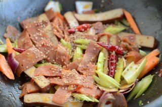 干锅鸡蛋干的做法步骤：7