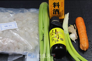 虾仁这么吃更好吃——西芹虾仁的做法步骤：1
