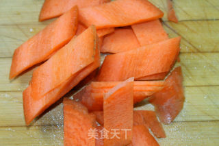 虾仁这么吃更好吃——西芹虾仁的做法步骤：2