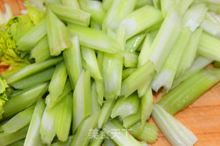 虾仁这么吃更好吃——西芹虾仁的做法步骤：3