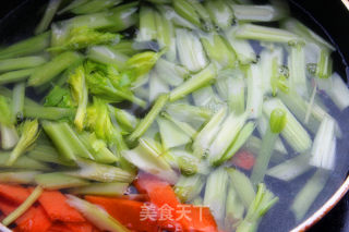 虾仁这么吃更好吃——西芹虾仁的做法步骤：5