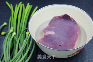 蒜苔熘猪肝的做法步骤：1