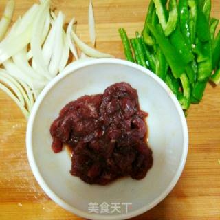 尖椒炒牛柳的做法步骤：1