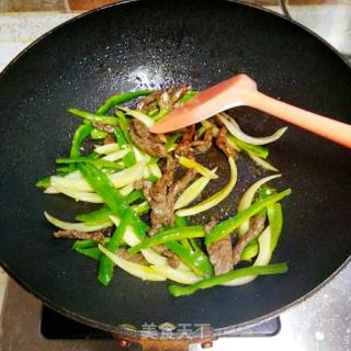 尖椒炒牛柳的做法步骤：3