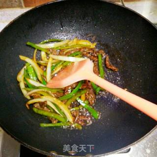 尖椒炒牛柳的做法步骤：4