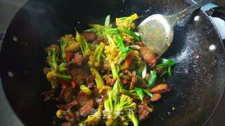 花菜炒香肠(川渝风味的香肠)的做法步骤：17