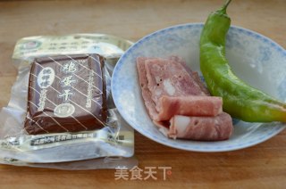 培根尖椒鸡蛋干的做法步骤：1