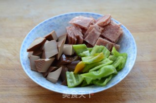 培根尖椒鸡蛋干的做法步骤：2