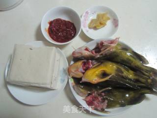 香辣黄骨鱼炖豆腐的做法步骤：1