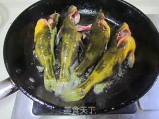 香辣黄骨鱼炖豆腐的做法步骤：2