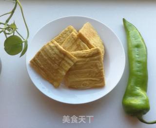油豆腐炒尖椒的做法步骤：1