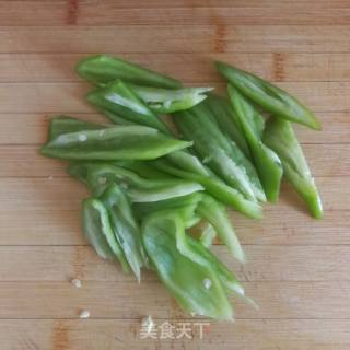 油豆腐炒尖椒的做法步骤：2