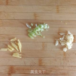油豆腐炒尖椒的做法步骤：3