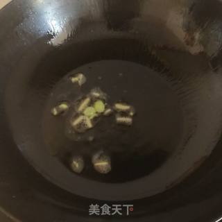 油豆腐炒尖椒的做法步骤：4