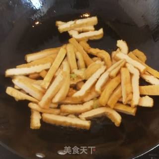 油豆腐炒尖椒的做法步骤：5