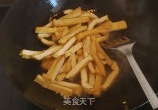 油豆腐炒尖椒的做法步骤：6