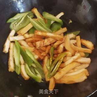 油豆腐炒尖椒的做法步骤：8