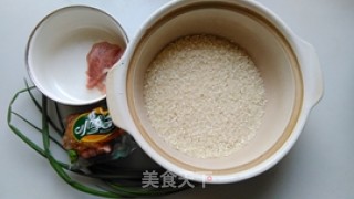 皮蛋瘦肉粥的做法步骤：1
