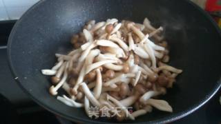 鸡腿菇炒肉的做法步骤：5