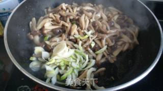 鸡腿菇炒肉的做法步骤：6