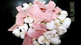 口蘑焖切片火腿──“鱼儿厨房”私房菜的做法步骤：4