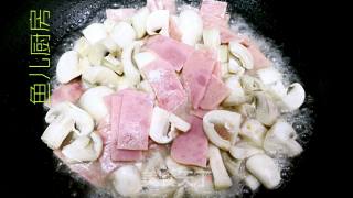 口蘑焖切片火腿──“鱼儿厨房”私房菜的做法步骤：5
