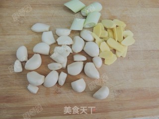 蒜子烧黑鱼的做法步骤：2