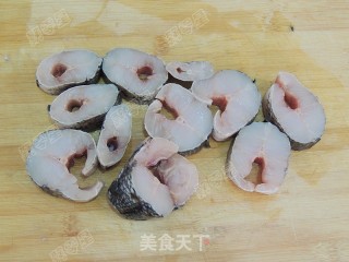 蒜子烧黑鱼的做法步骤：4